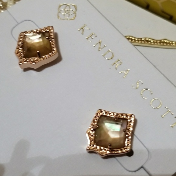 NWT KENDRA SCOTT STUD EARRINGS BROWN PEARL - Picture 1 of 3